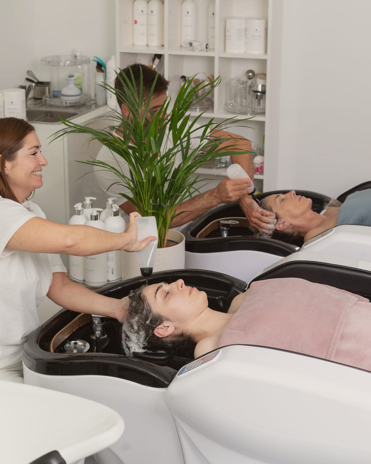 Zwei Gäste bei der Head Spa Behandlung in Massage-Waschliegen