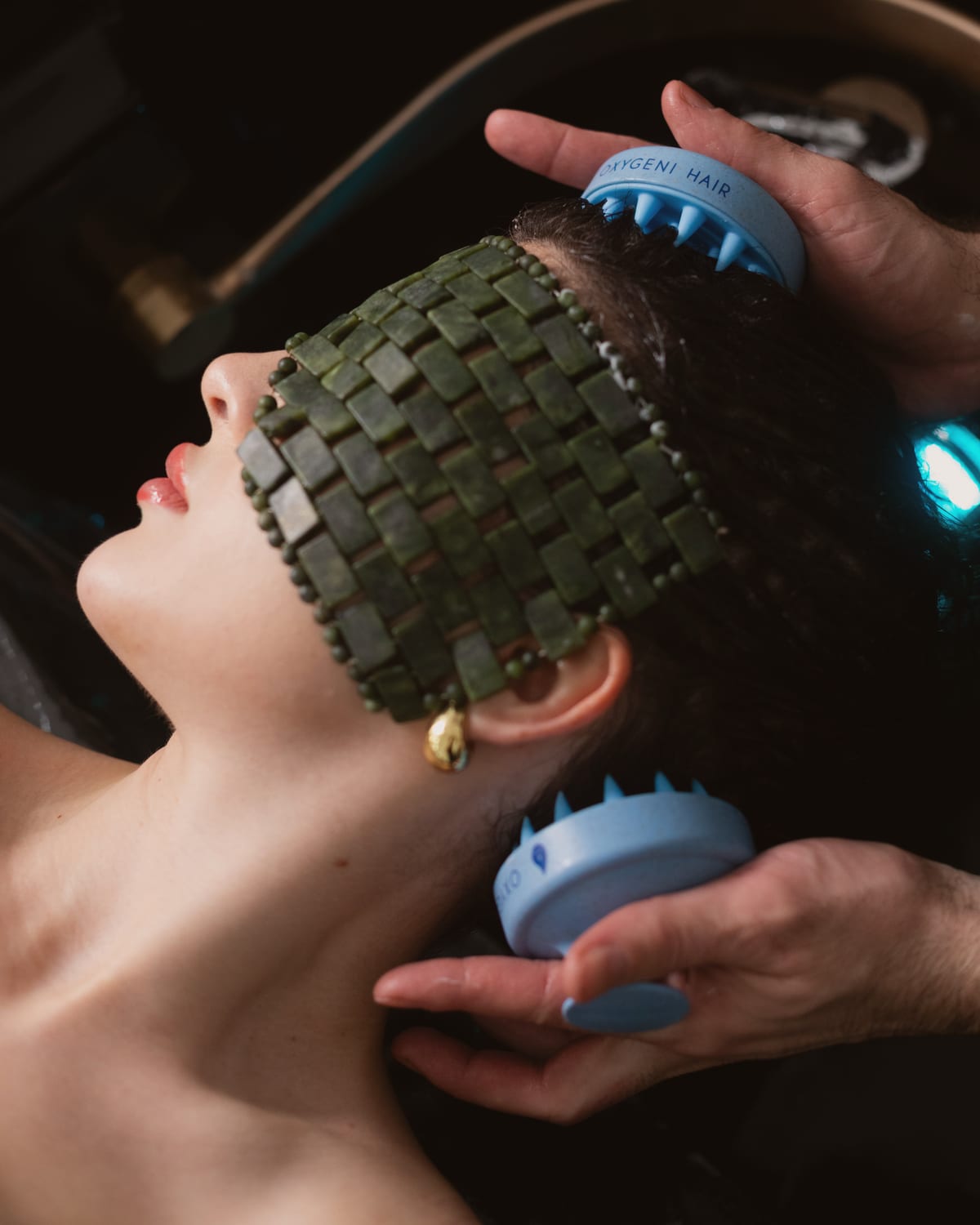 Kopfhautmassage mit Oxygeni Massagebürsten und Jade-Maske